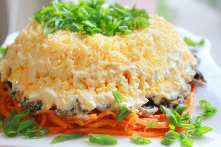 Ensalada con queso, pollo y zanahoria coreana