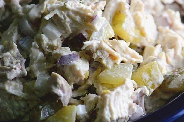 Ensalada con pollo, queso y pepinillos