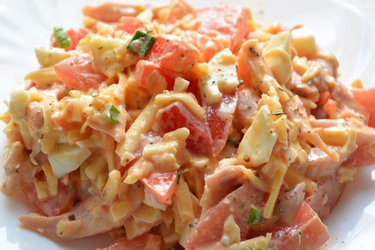 Ensalada con pollo, queso y tomate