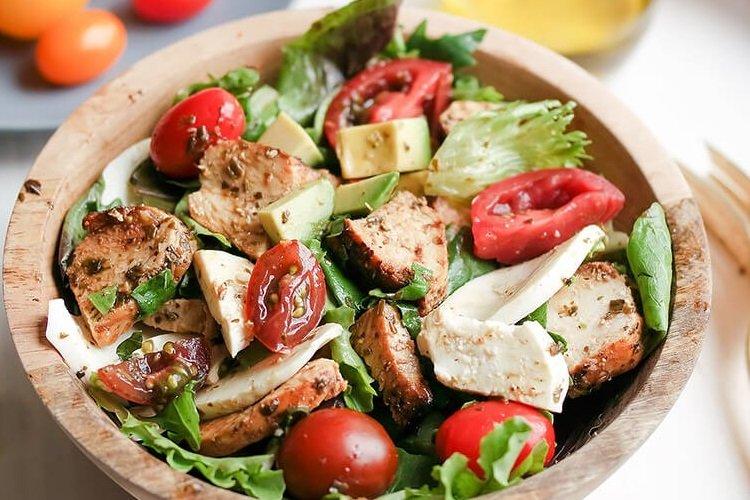 Ensalada con queso, pechuga de pollo y aguacate