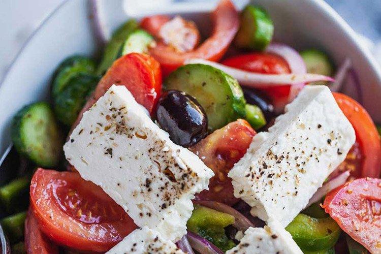 Griechischer Salat mit Brynza