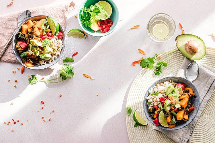 Salat mit Brynza, Limette und Kürbis