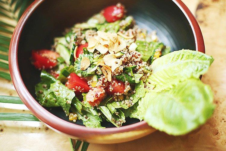Salat mit Brynza und Quinoa