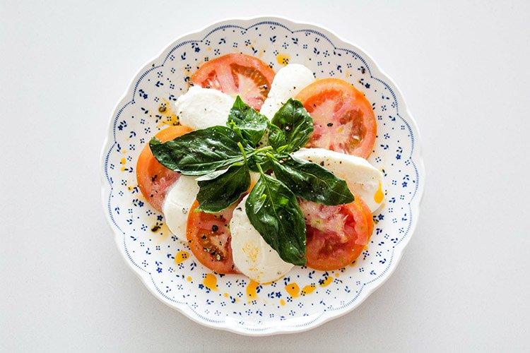 Salat „Caprese“ mit Brynza und Tomaten