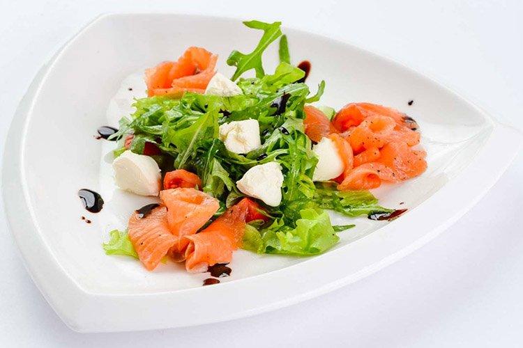 Salat mit Rotfisch und Brynza