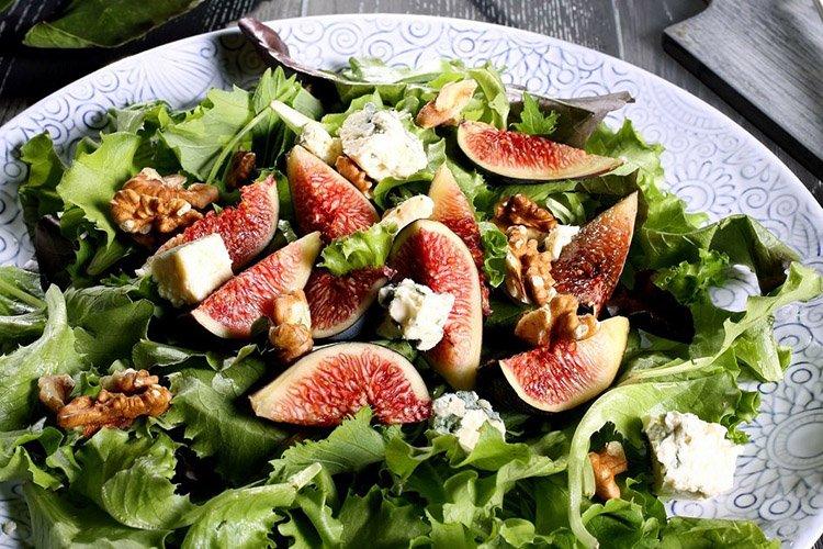 Salat mit Melone, Brynza und Feigen