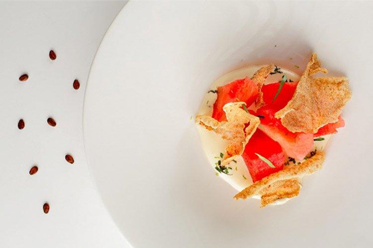 Salat aus Brynza-Mousse mit Wassermelone