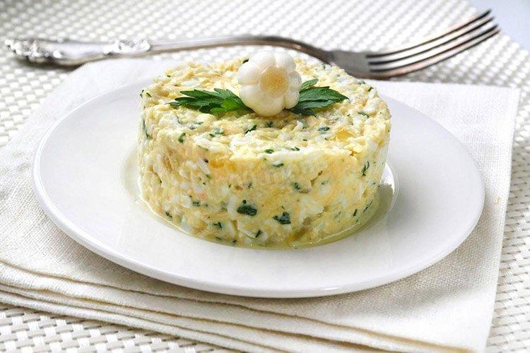 Salat mit Krabbenfleisch und Brynza