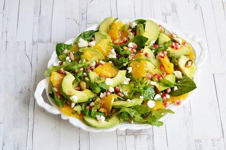 Salat mit Brynza, Orangen, Granatapfel und Rucola