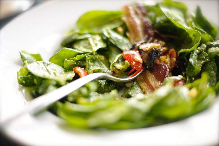 Spinatsalat mit getrockneten Tomaten und Brynza