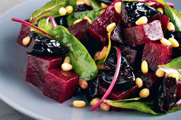 Salat aus gebackener Roter Bete und salziger Brynza