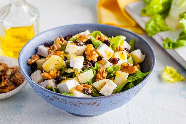 Salat mit Brynza, Avocado und Huhn