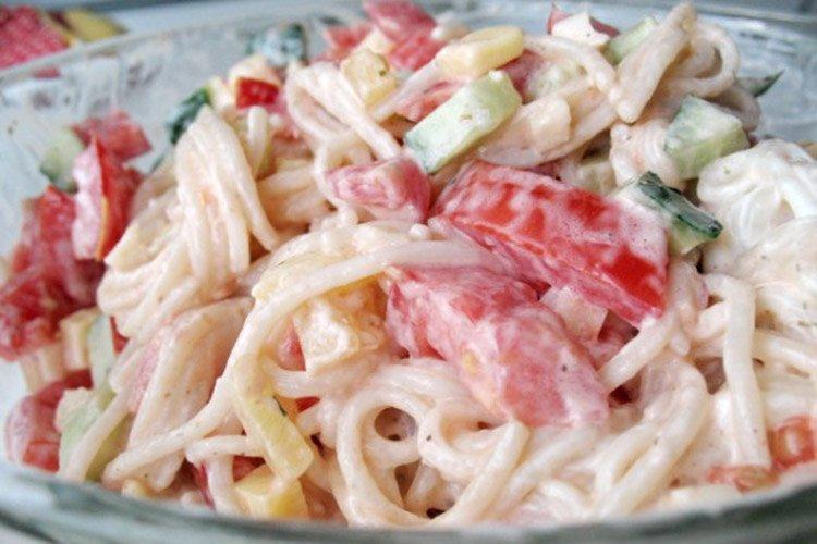 Warmer Salat mit Brynza und Nudeln