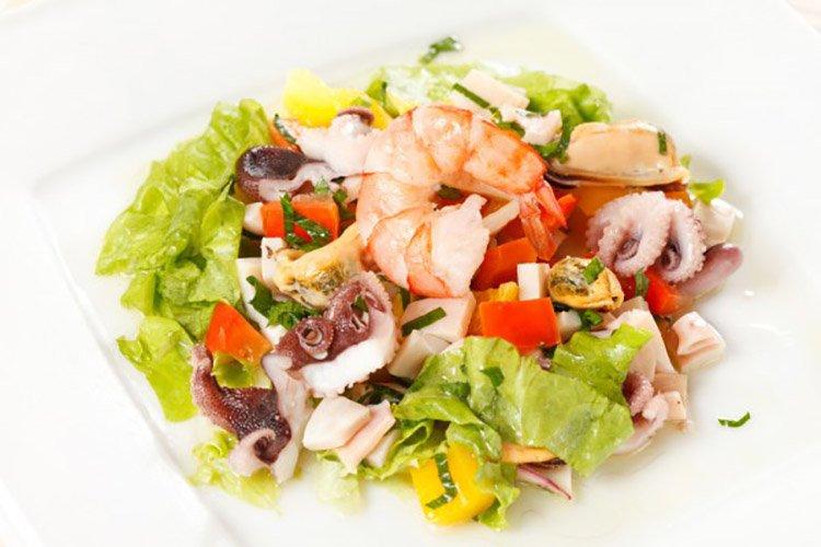 Salat mit Brynza und Meeresfrüchten