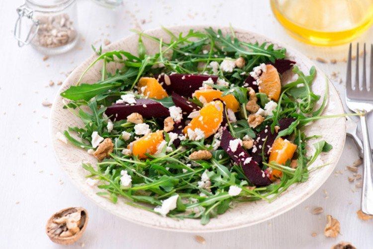 Salat aus gebackener Roter Bete mit Melone und Brynza