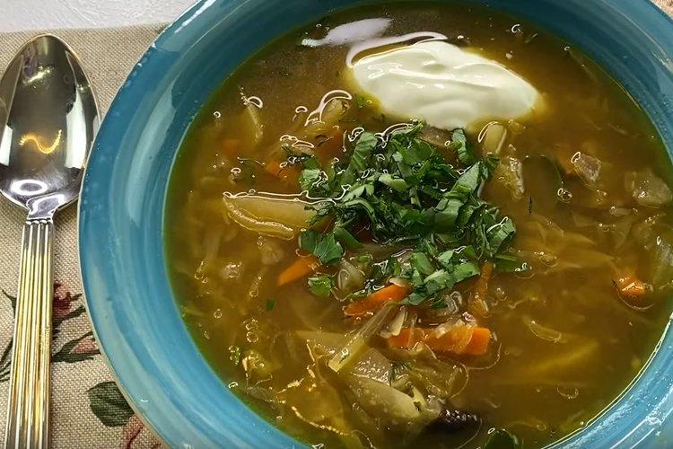 Shchi de chucrut en olla de cocción lenta