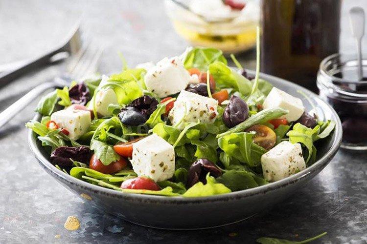 Salat mit Käse und Oliven