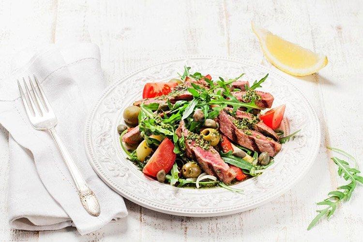 Salat mit Rindfleisch, Spinat und Oliven