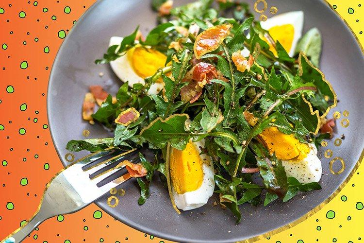 Salat mit Eiern, Oliven und Rucola