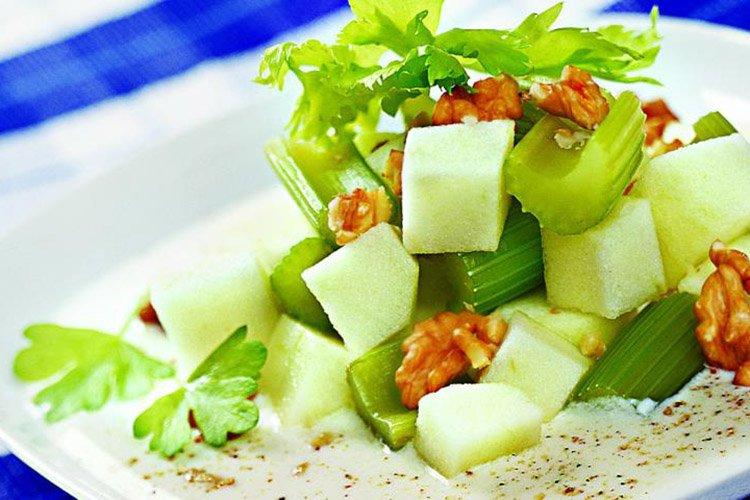 Apfelsalat mit Sellerie und Oliven