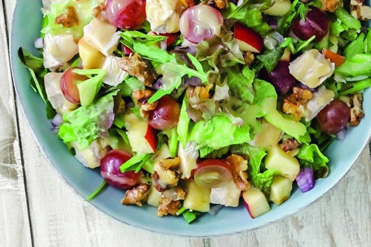 Salat mit Huhn, Trauben und Oliven