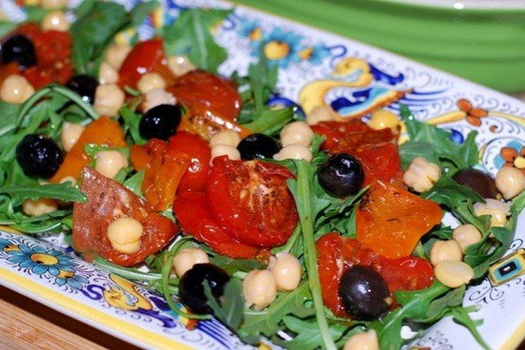 Salat mit getrockneten Tomaten und Oliven