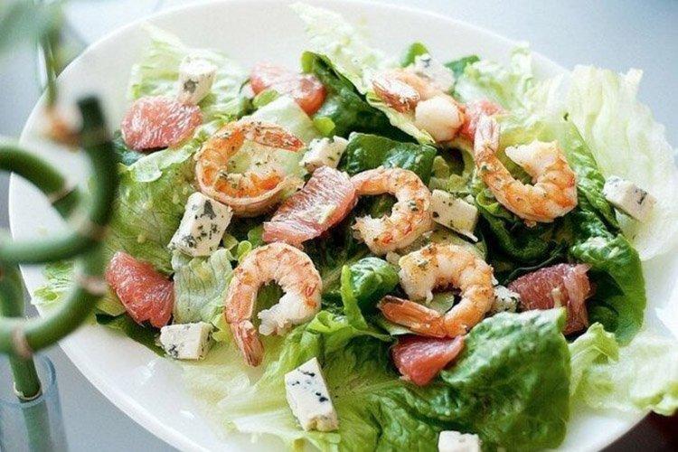 Salat mit Garnelen, Oliven und Käse