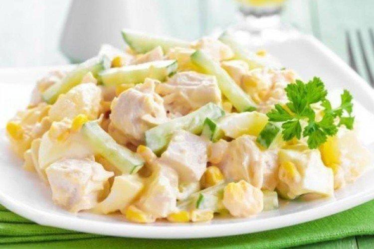 Salat mit Huhn und Oliven
