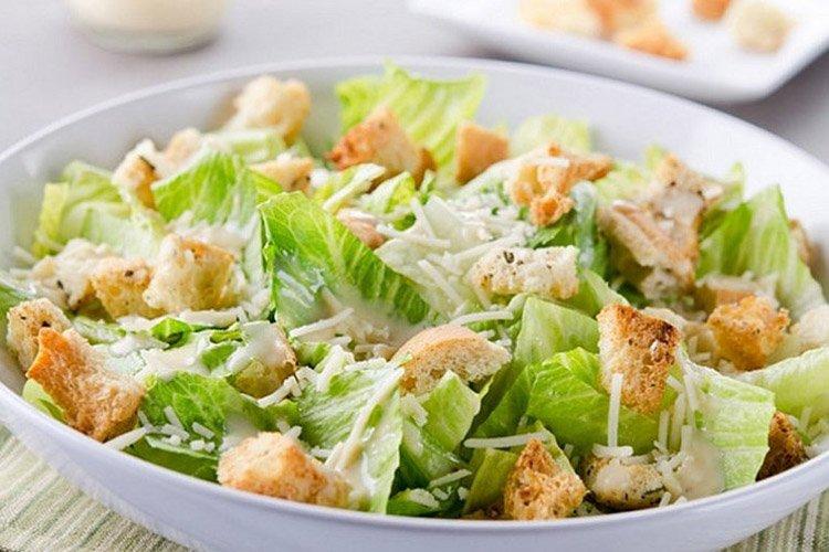 Salat mit Croutons, Käse und Oliven