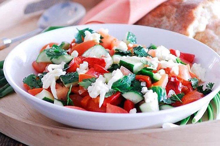Bulgarischer Salat mit Oliven