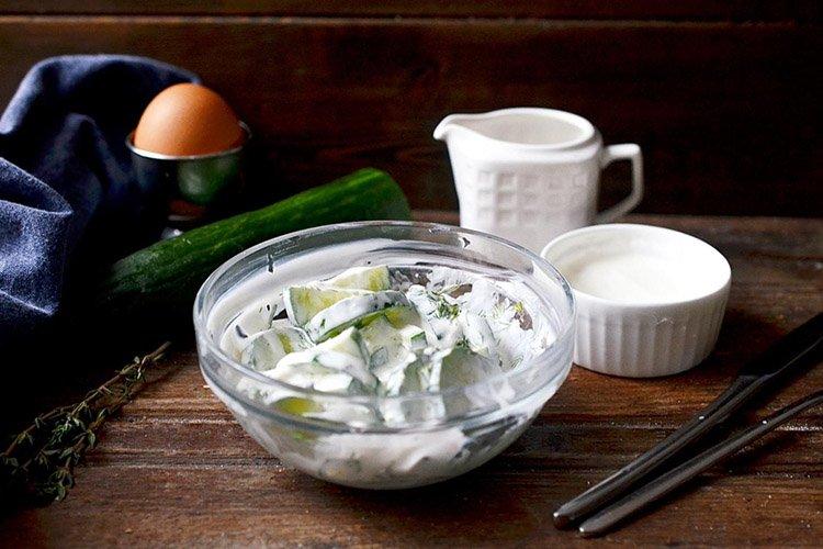 Salat mit Gurke, Oliven und Sauerrahm