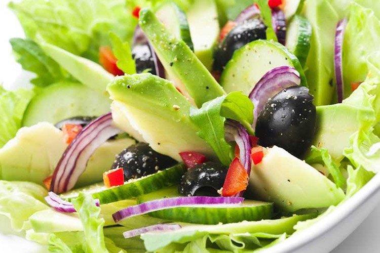 Gemüsesalat mit Avocado und Oliven