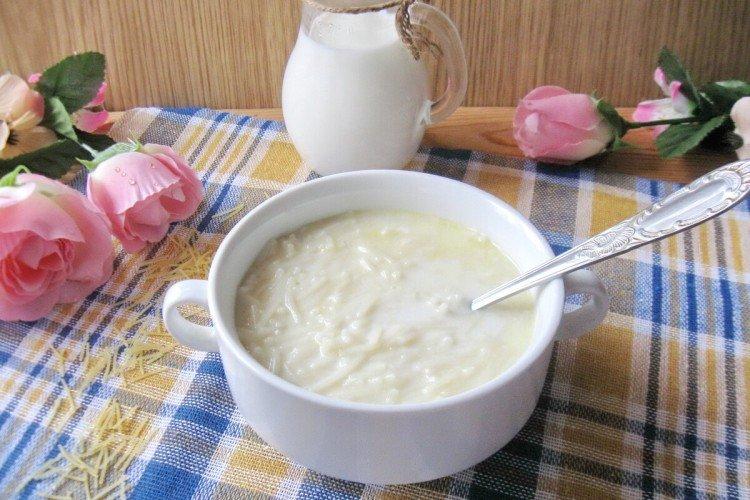 Sopa de leche con fideos