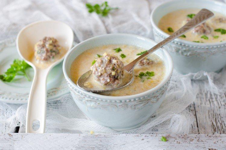 Sopa de leche con albóndigas