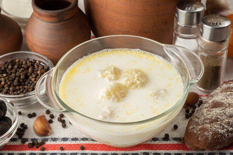Sopa de leche con ñoquis de sémola