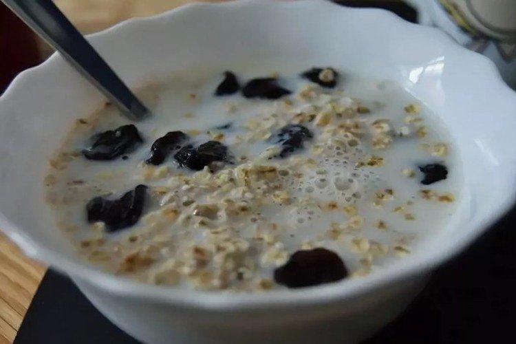 Sopa de leche con avena y ciruelas pasas