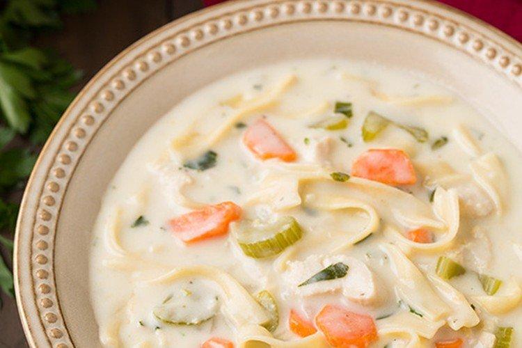 Sopa de leche con pollo y fideos