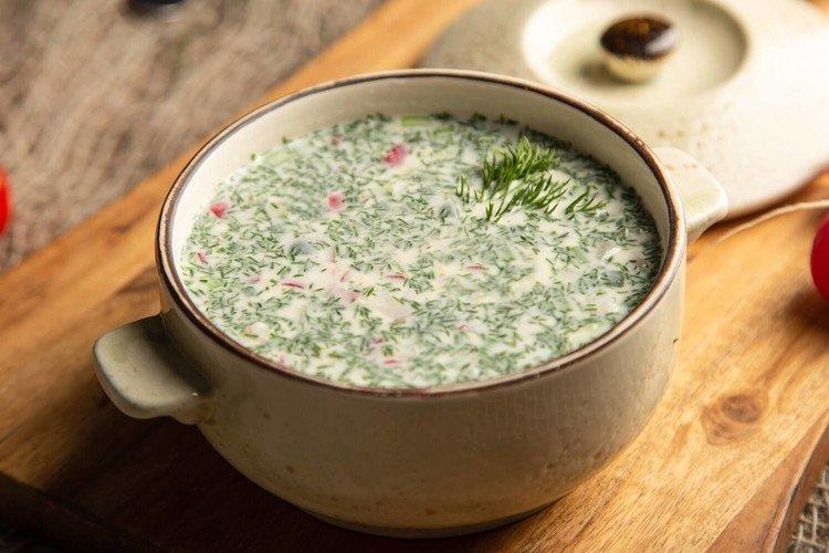 Okroshka sin huevos con manzana y pimiento
