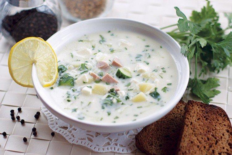 Okroshka con agua y mayonesa