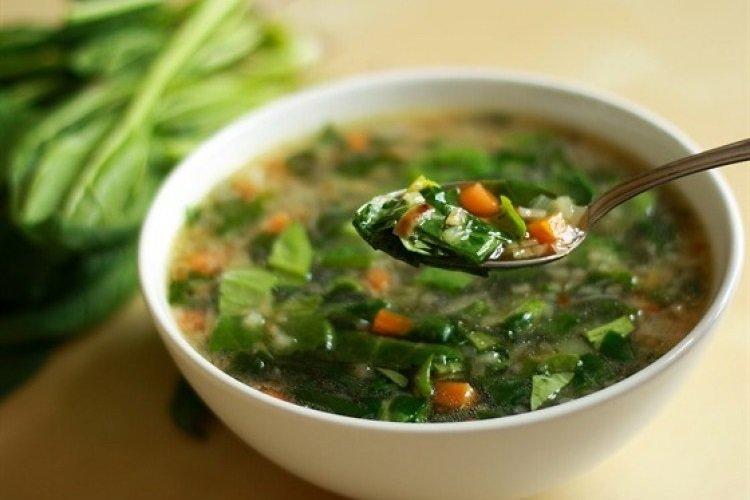 Borsch verde con guisantes tiernos y acedera