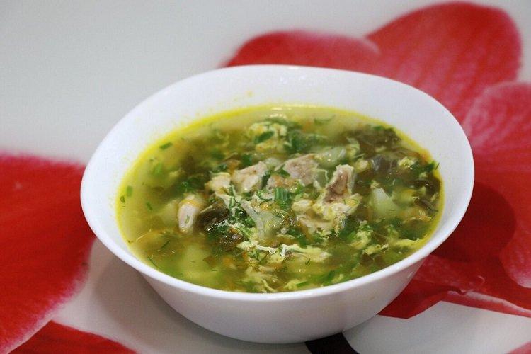 Borsch verde con huevos revueltos y acedera