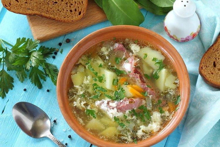 Borsch verde con acedera y costillas ahumadas