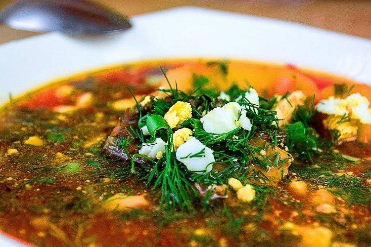 Borsch verde con remolacha y acedera