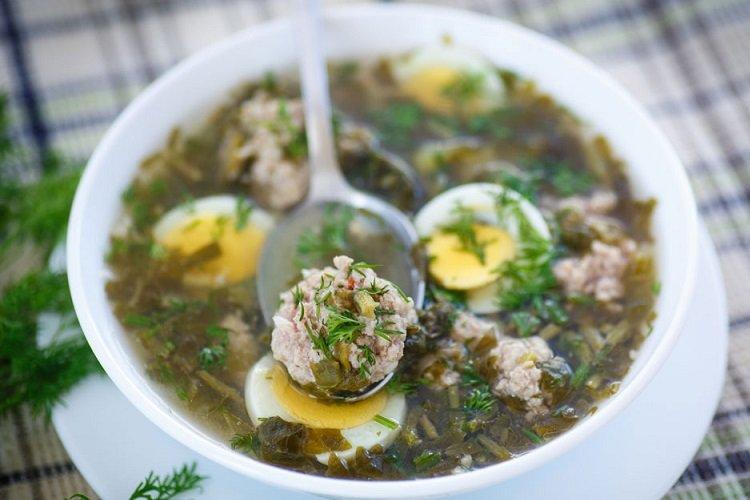 Borsch verde con acedera y albóndigas