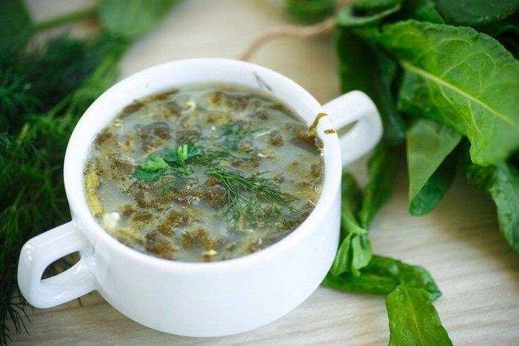 Borsch verde con acedera y crema agria