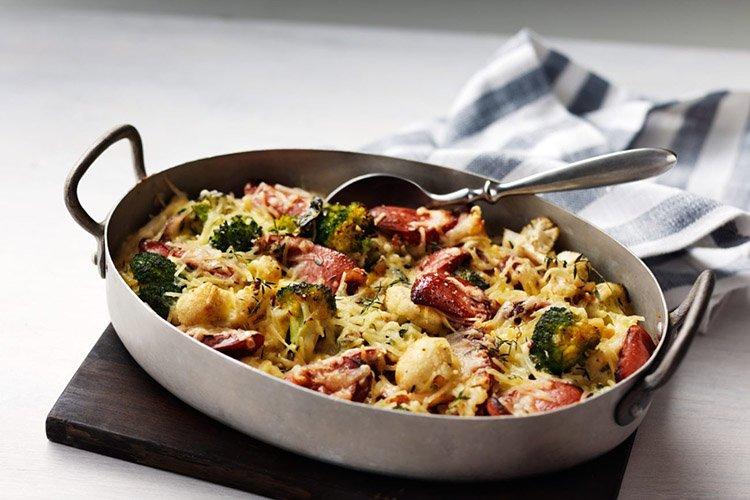 Blumenkohl mit Wurst in Käse