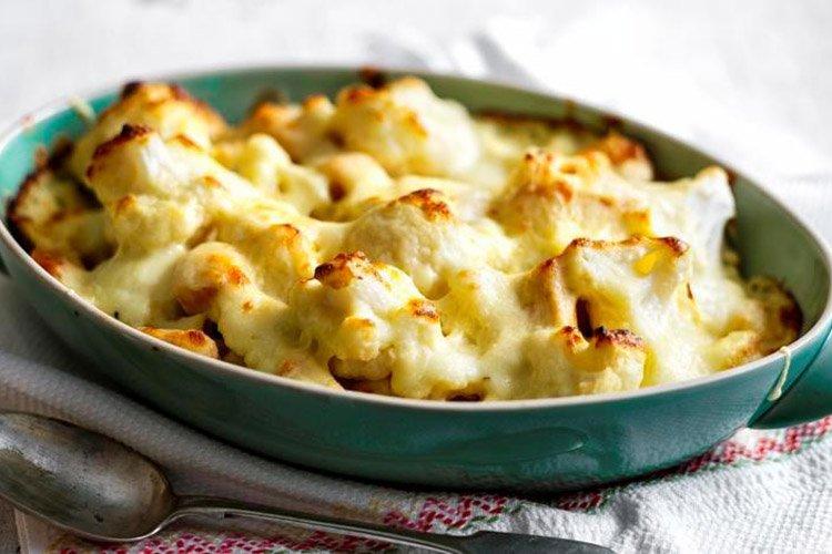 Überbackener Blumenkohl mit Käse und Huhn