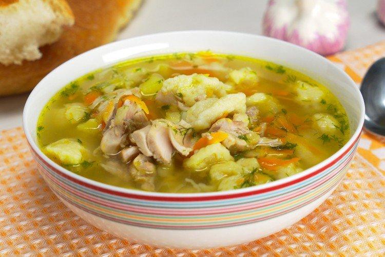 Sopa de pollo con galushki