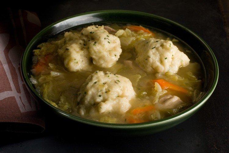 Sopa de col con galushki
