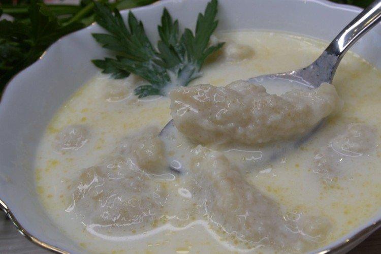 Sopa de leche con galushki